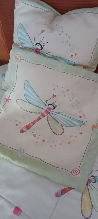 Quarto individual com cortinados e varão