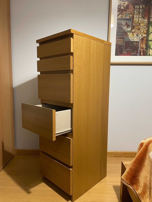 Móvel camiseiro com espelho rebatível