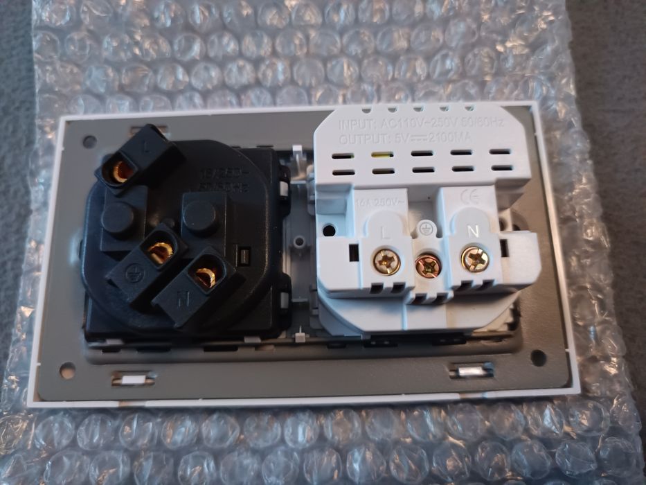 Gniazda 230V z USB 2A