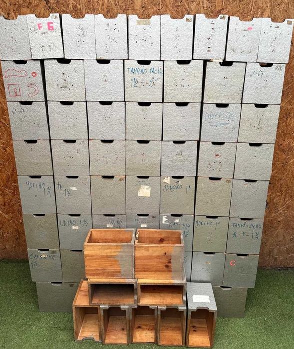 Gavetas antigas, caixas dispensadoras em madeira, 65 unidades