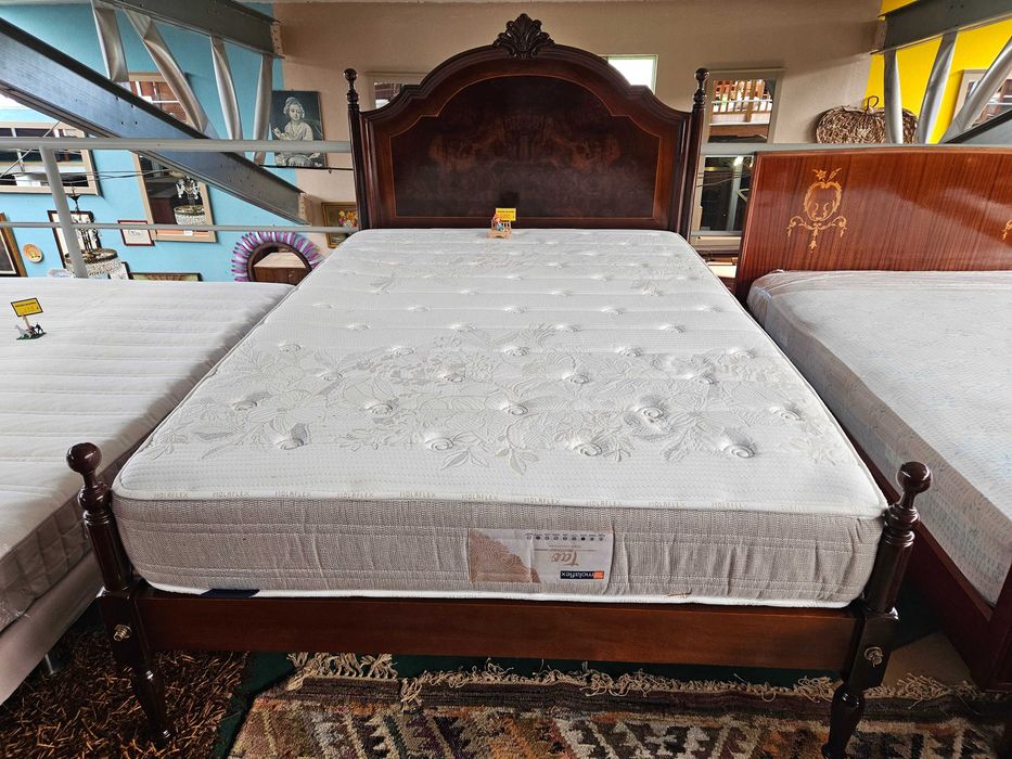Excelente cama em madeira maciça com estrado e colchão Molaflex
