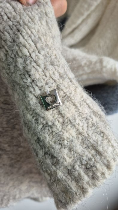 Damski kardigan z kapturem w kolorach kremowym, niebieskim i beżowym.