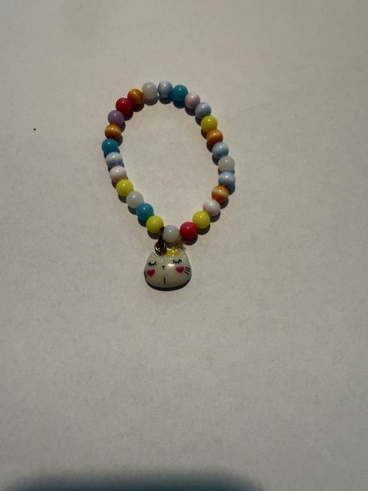 Pulseiras feitas pela minha filha de 6 anos que me pediu para vender