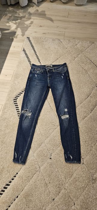 Jeansy z rozdarciami Zara s