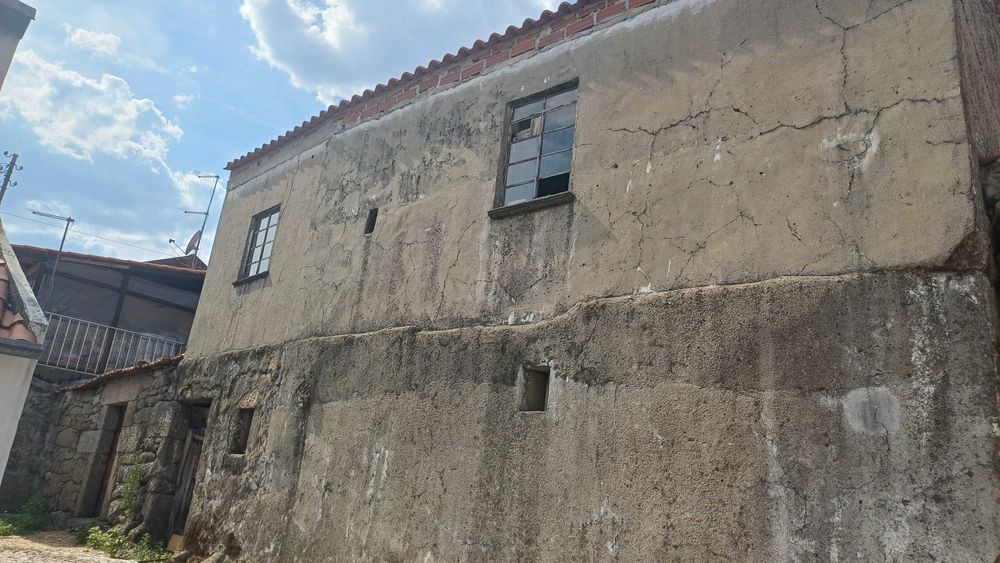 Casa para recuperar em aldeia perto de Sortelha- muito bom preço