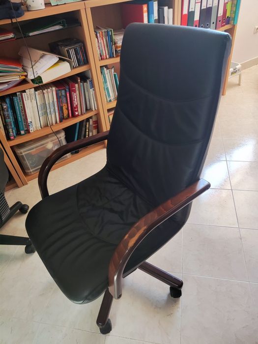 Cadeira em madeira e pele