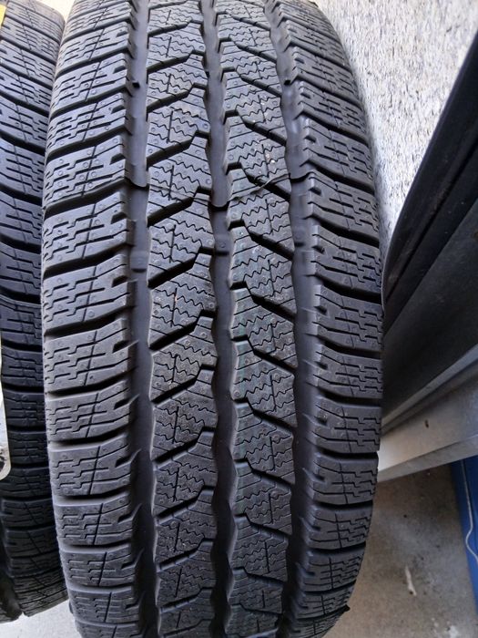 Pneus Novos 215/70R15 C Continental