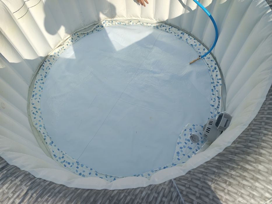 Jacuzzi pompowane wraz z nadmuchiwanym pokrowcem