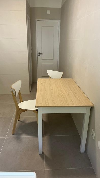 Mesa de jantar + 2 cadeiras