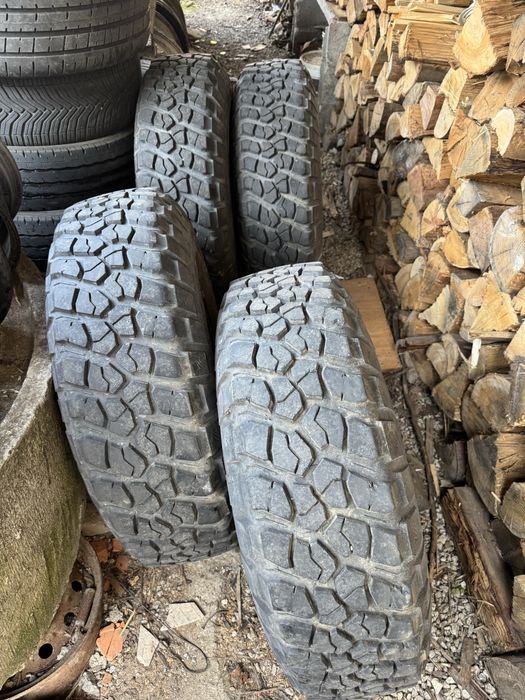 5 pneus BFGoodrich mud terrain 255-85R16 + 5 jantes Land Rover