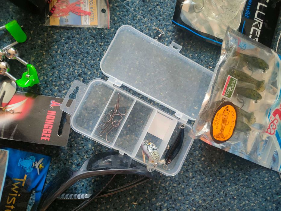 3 wędki plus 3 kołowrotki + dodatki