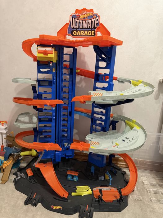 Легендарний гараж з динозавром Хот Вілс