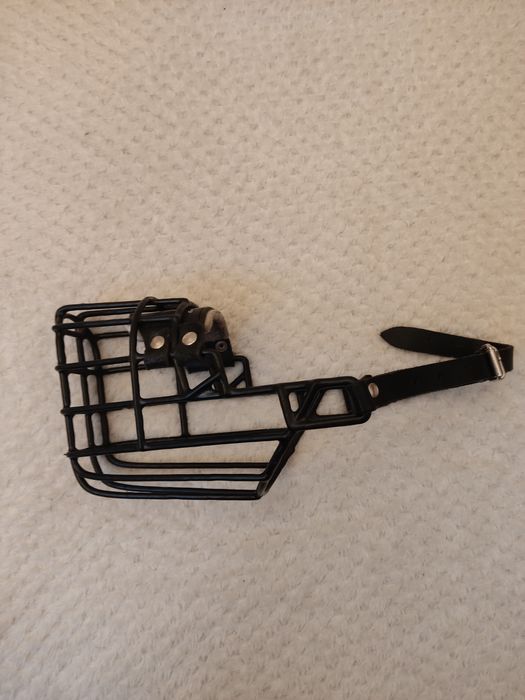 Duży metalowy kaganiec