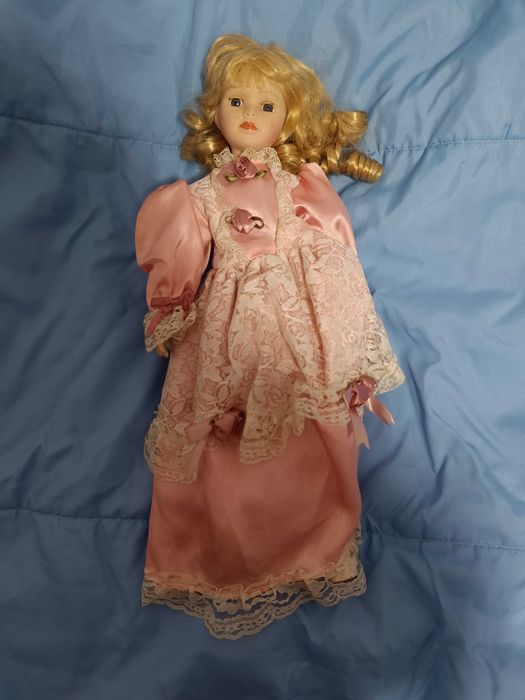 Boneca porcelana loira com vestido rosa