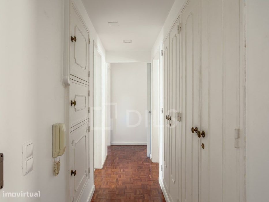 Apartamento T2 com varanda e elevador, em Oeiras.