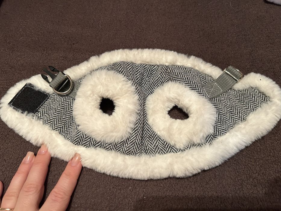 Теплі жилетки та попони для маленької собачки