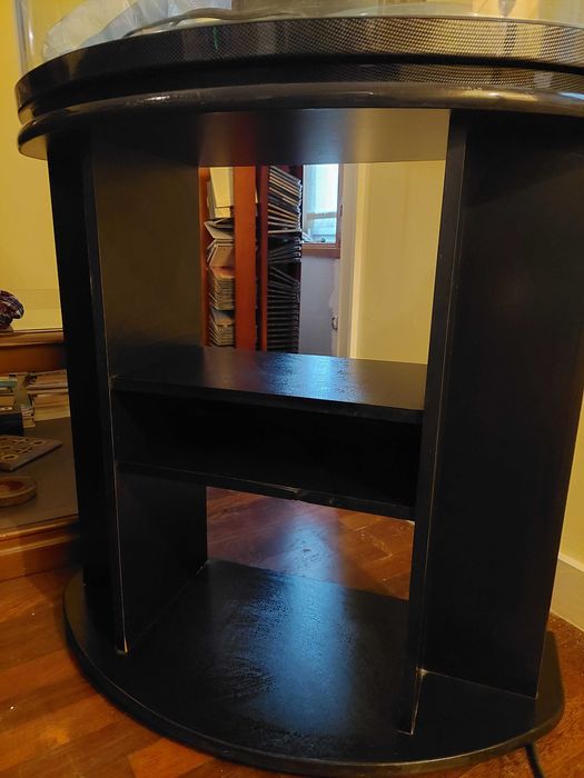 Aquário com volume de 90l e móvel