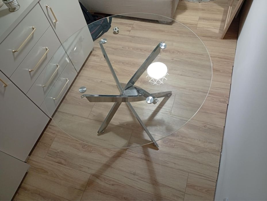 Szklany stół z 4 krzesłami szarymi