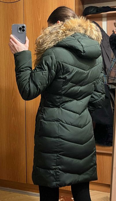 Пуховик жіночий зелений подовжений, капюшон з хутром єнота