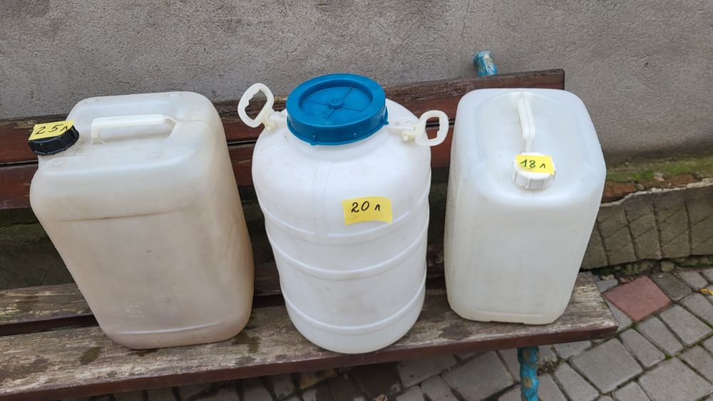 Продам пластиковые контейнеры из под воды разного литража.