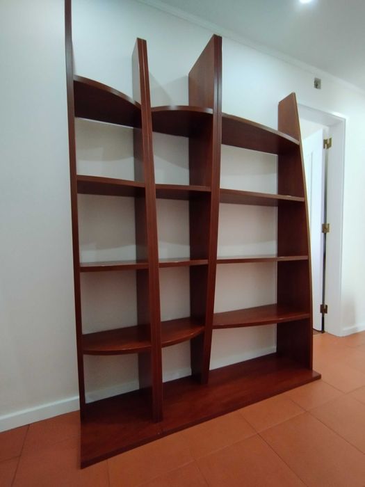 Estante para sala em mogno