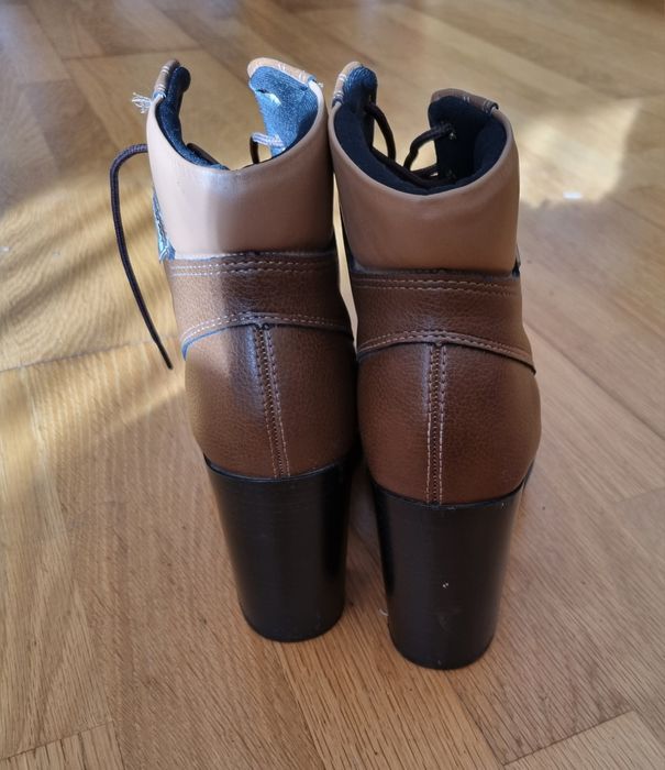 Botins castanhos  camel da  Moleca