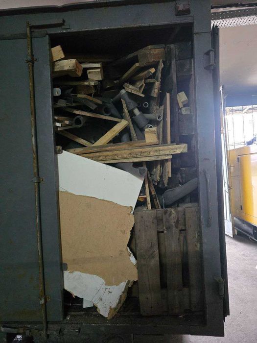 Вивіз буд сміття. З погрузкою. Вивіз будівельного сміття.