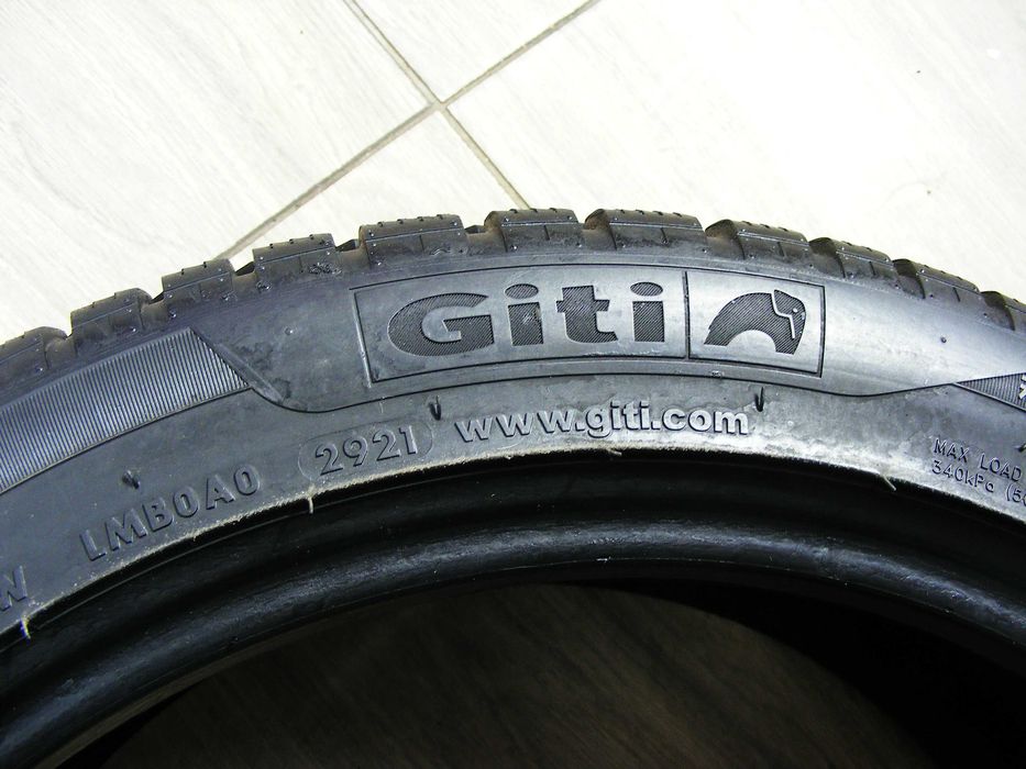 Зимова гума 235/45/18 -4 шт. Giti Winter W1 .