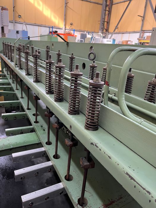 Гільйотина Ножиці Гільйотинні LVD 3000mm