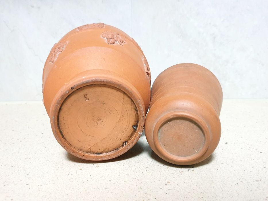 Antiga garrafa de água com copo em barro