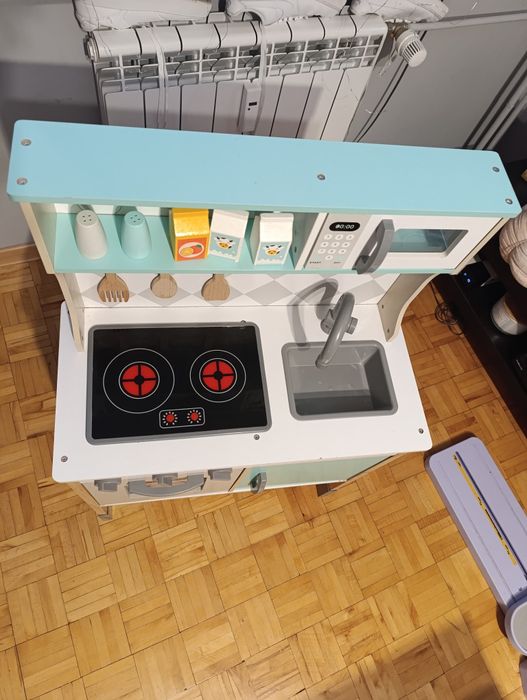 Kuchnia drewniana, akcesoria, ekspres, tort, koszyk , warzywa, owoce