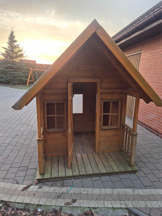 Drewniany domek dla dziecka