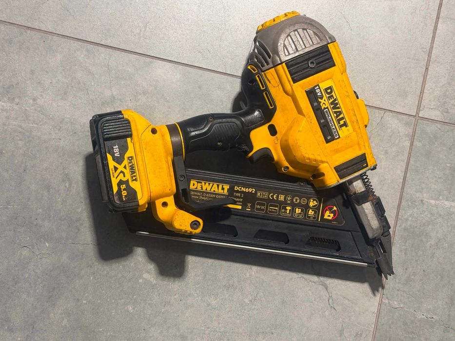 Dewalt Gwoździarka DCN692, bateria 5Ah/Komis Krzysiek