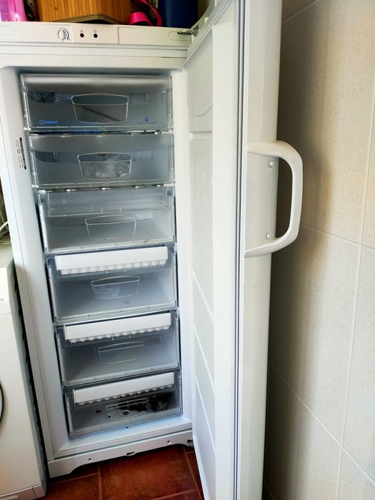 Arca congeladora vertical Indesit