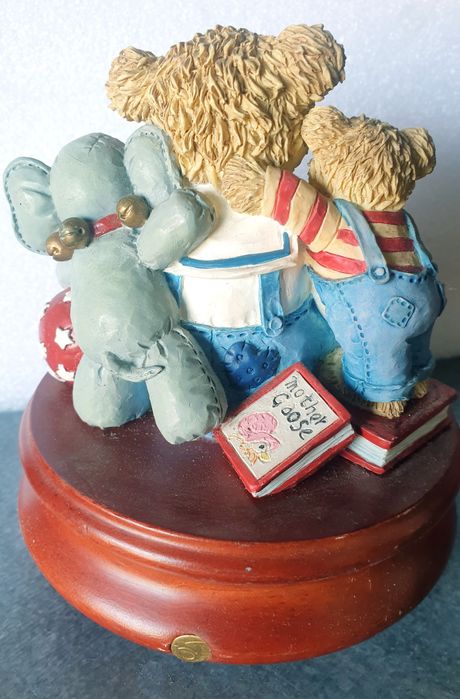 Bonitinha figura de ursinhos vintage com caixa de música