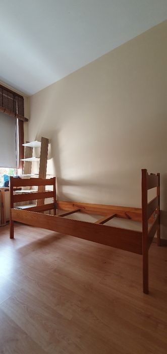 Cama sólida com colchão incl.