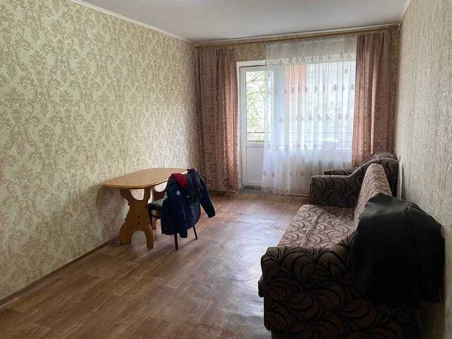 Здається кімната без хозяїв  центр