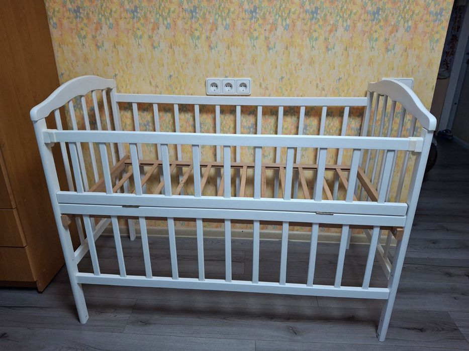 Дитяче ліжечко кроватка з маятником