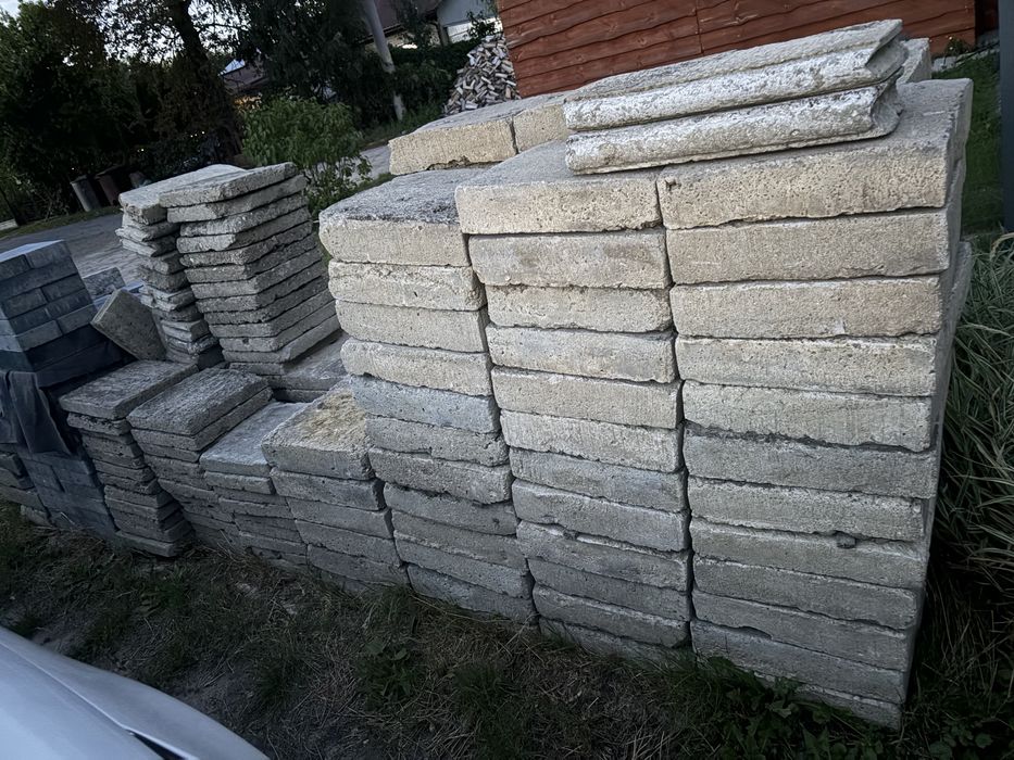 Płyty chodnikowe betonowe 9cm grubości.