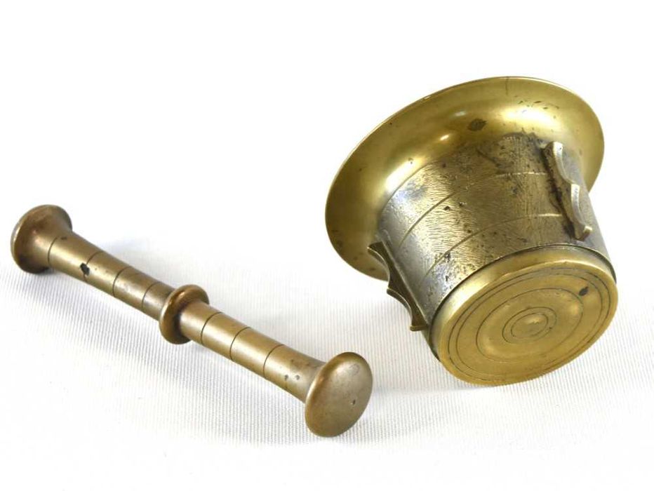 lmofariz antigo com pilão em bronze trabalhado.