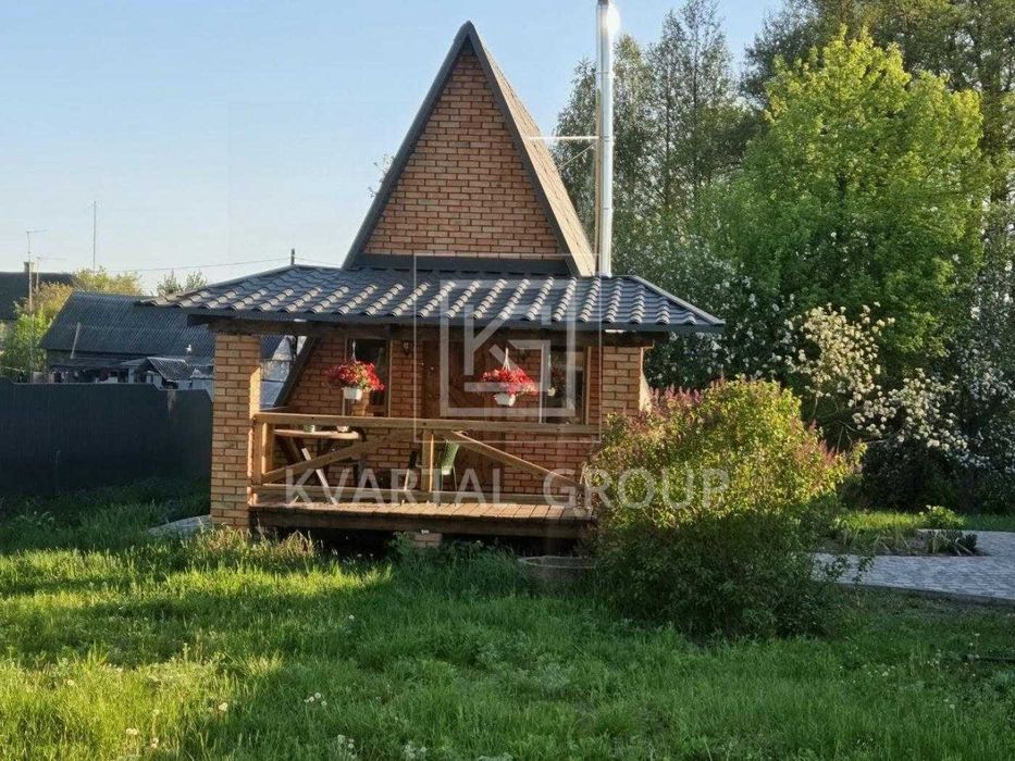 Сучасний будинок з ремонтом A-frame біля лісу та річки