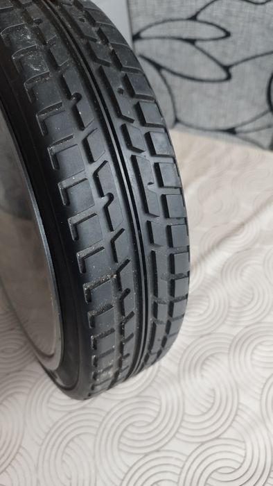 Zegar ścienny w kształcie opony.