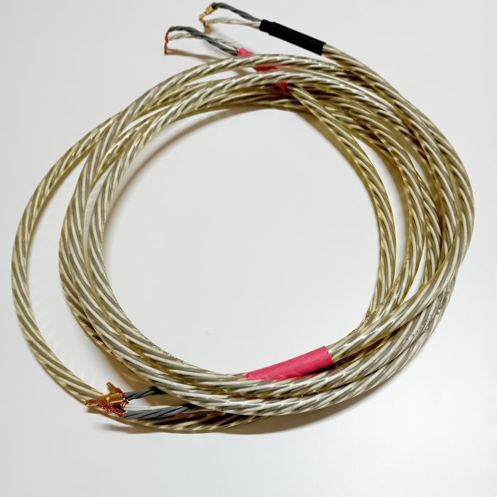 Cabos  de coluna Straightwire e Qed