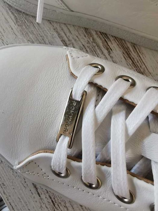 Ténis brancos em pele, novos com etiqueta, tamanho 36