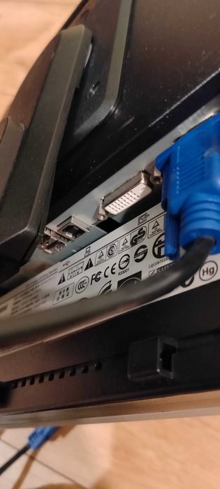 Komputer stacjonarny Lenovo + monitor HP +  klawiatura Dell