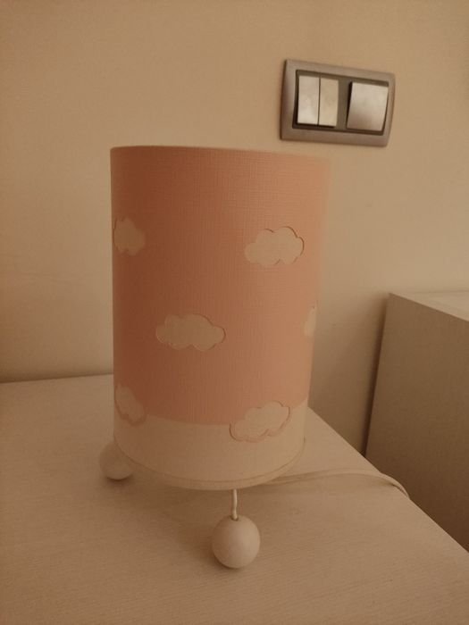 Candeeiro infantil em rosa bebe com nuvens