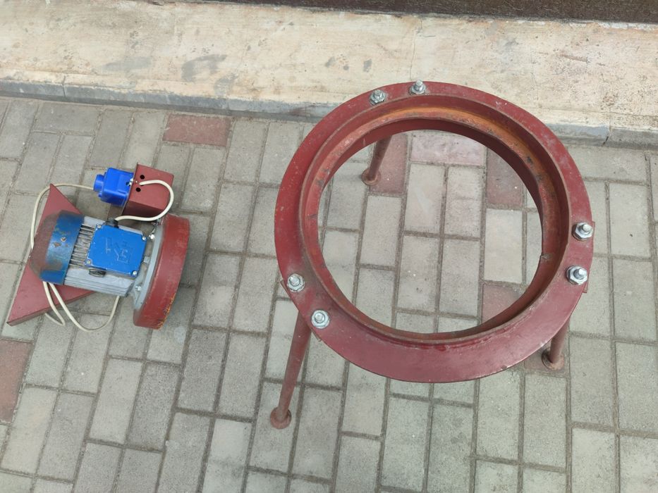 Зернодробилка молотковая на треноге ДКУ