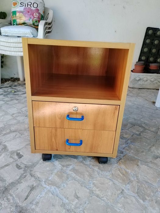 Armário de apoio a secretária