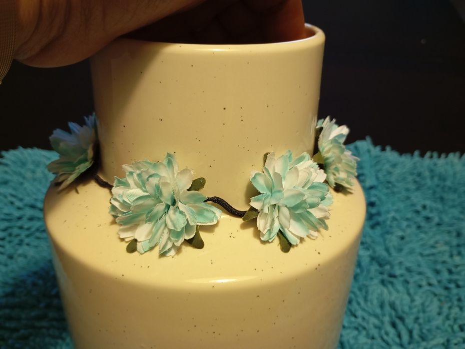 Colar de flores em tons de azul