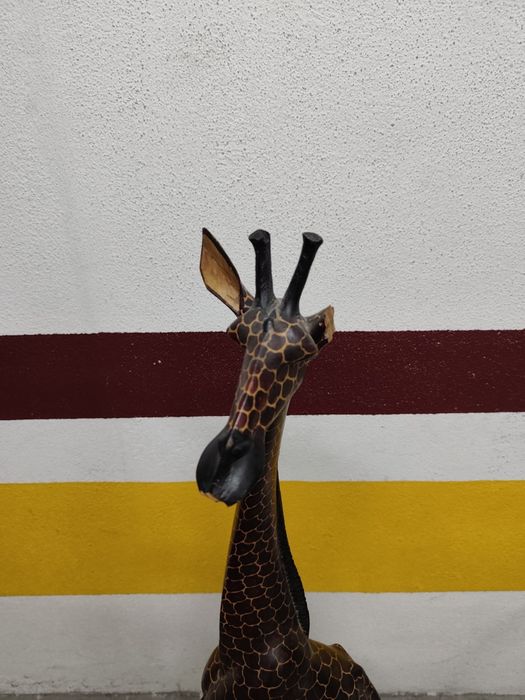 Girafa africana em madeira